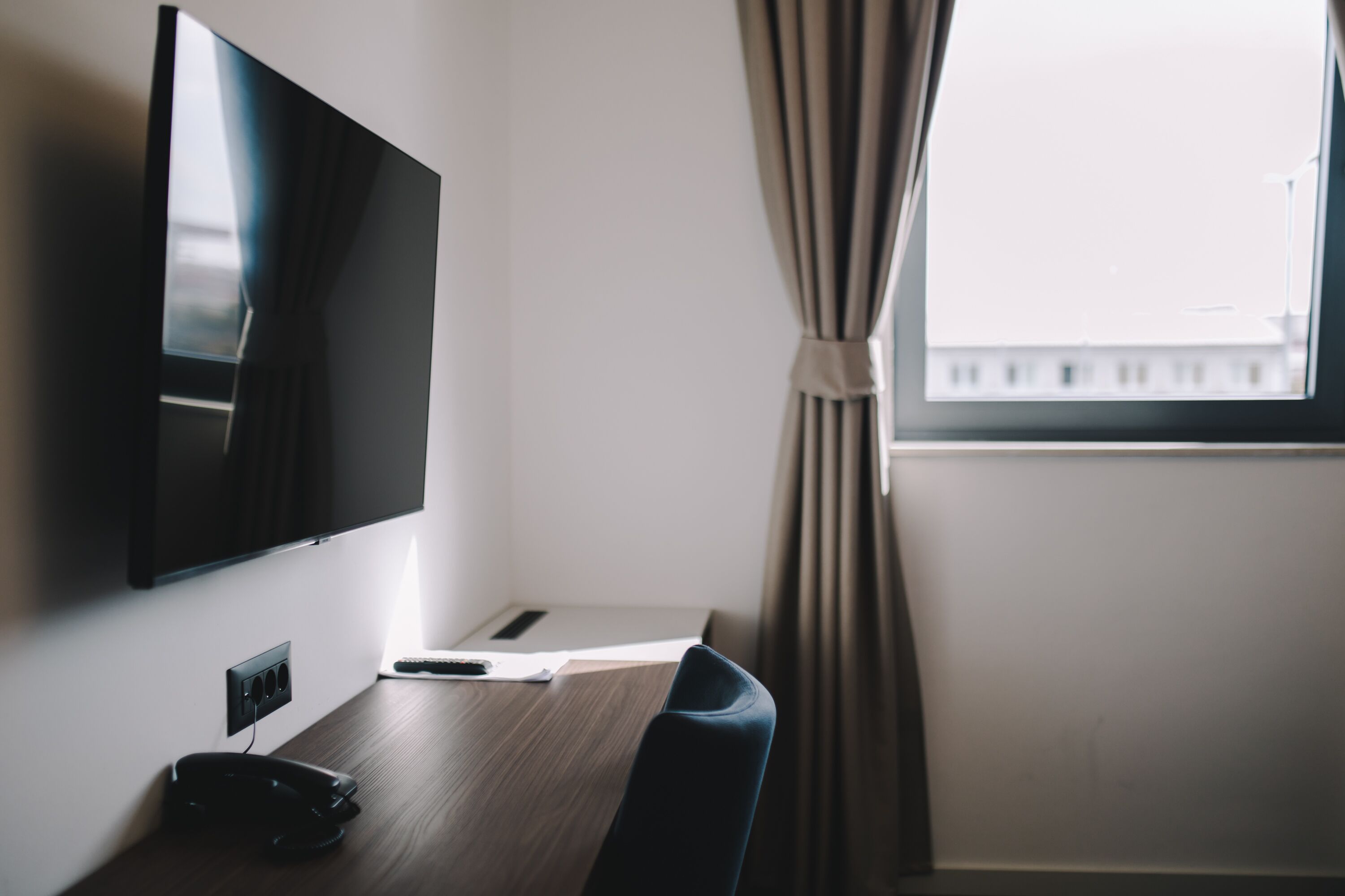 deluxe studio suite | living area | flat-screen tv