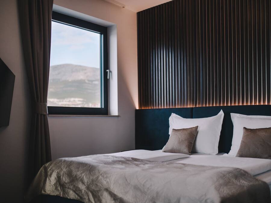 Romantische tweepersoonskamer | Een bureau, een laptopwerkplek, geluiddichte muren, gratis wifi