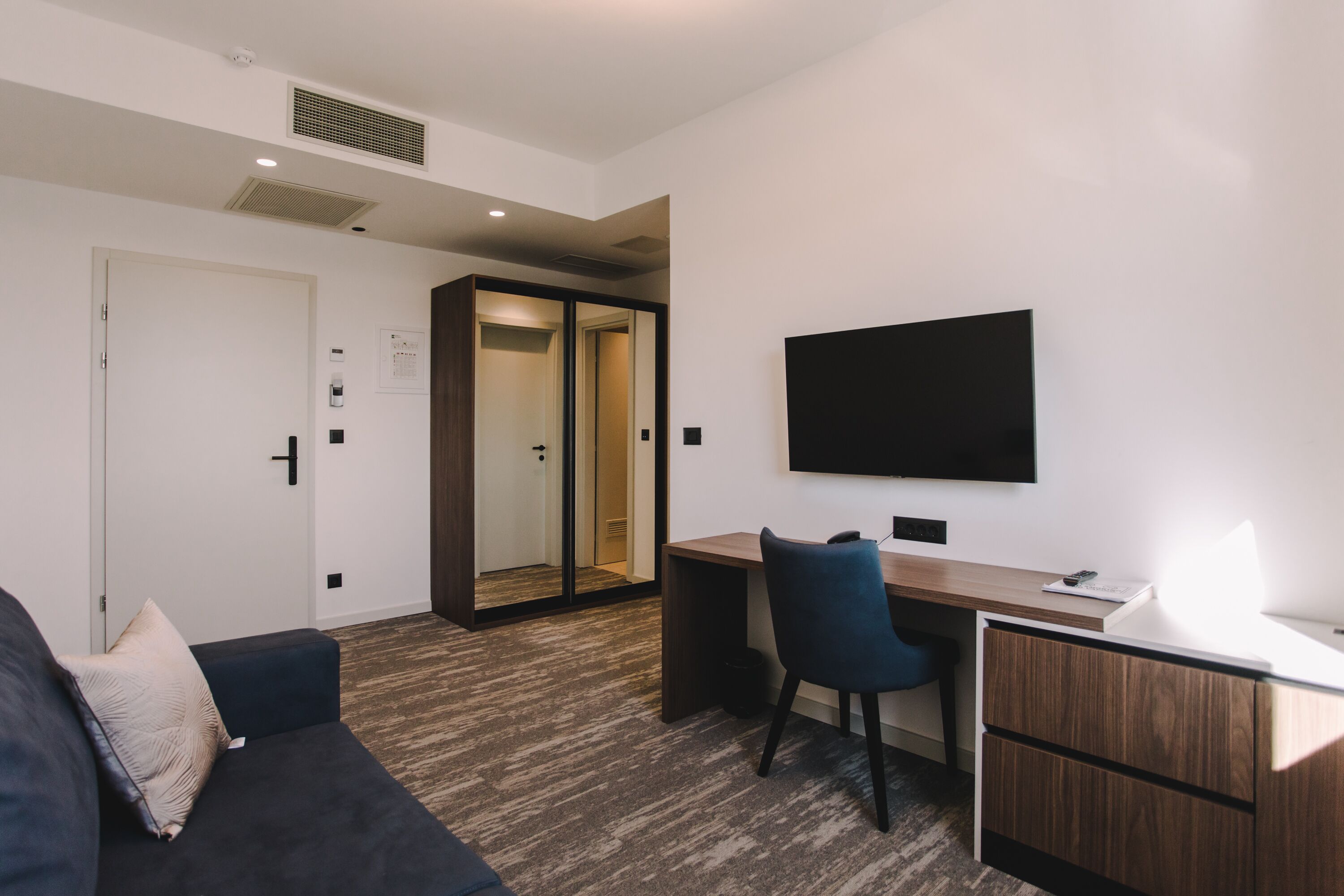 deluxe studio suite | living area | flat-screen tv