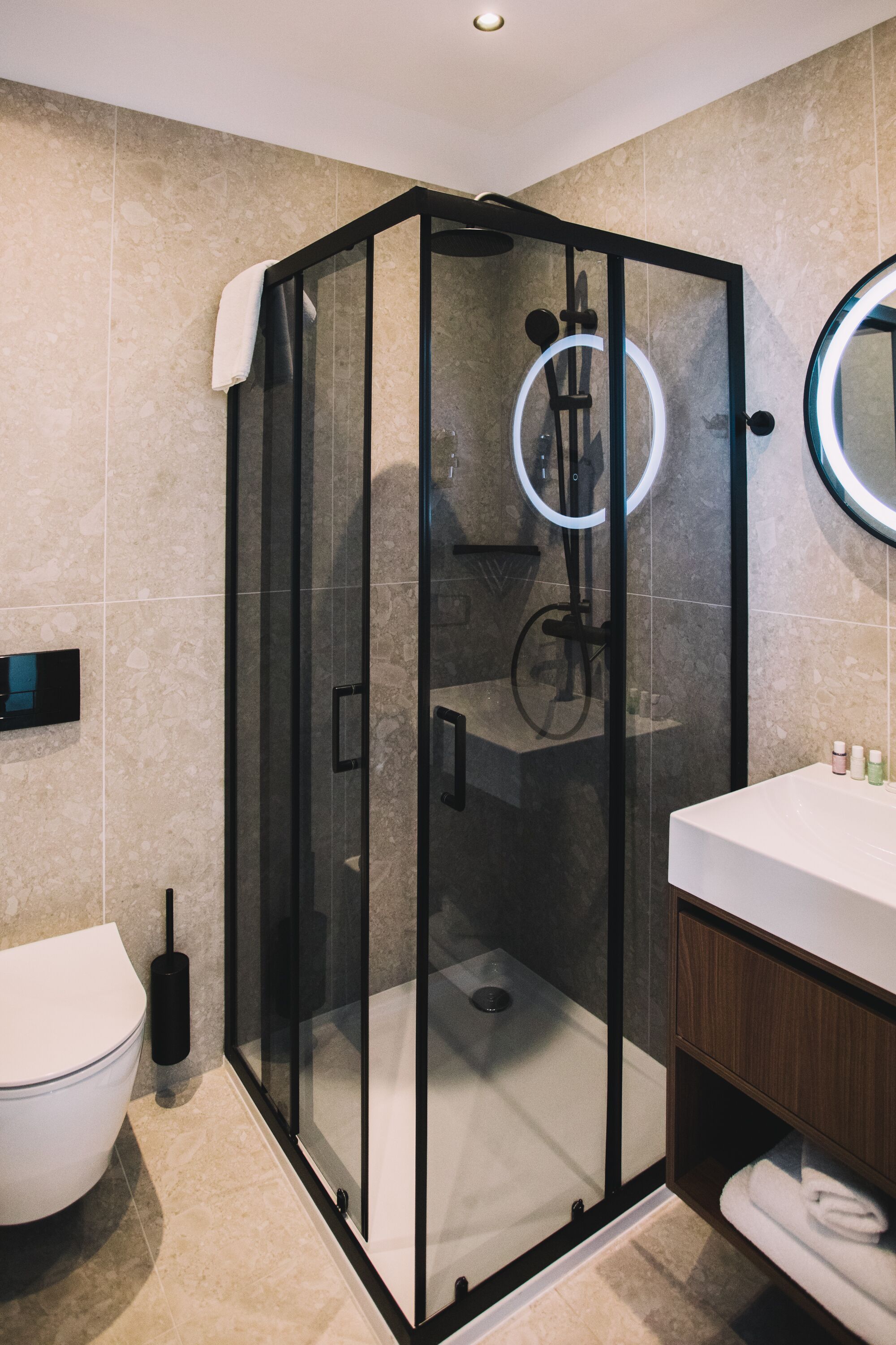 deluxe single room | bathroom | shower, rainfall showerhead, free toiletries, hair dryer
