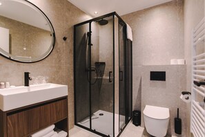 Deluxe Studio Suite | Bathroom