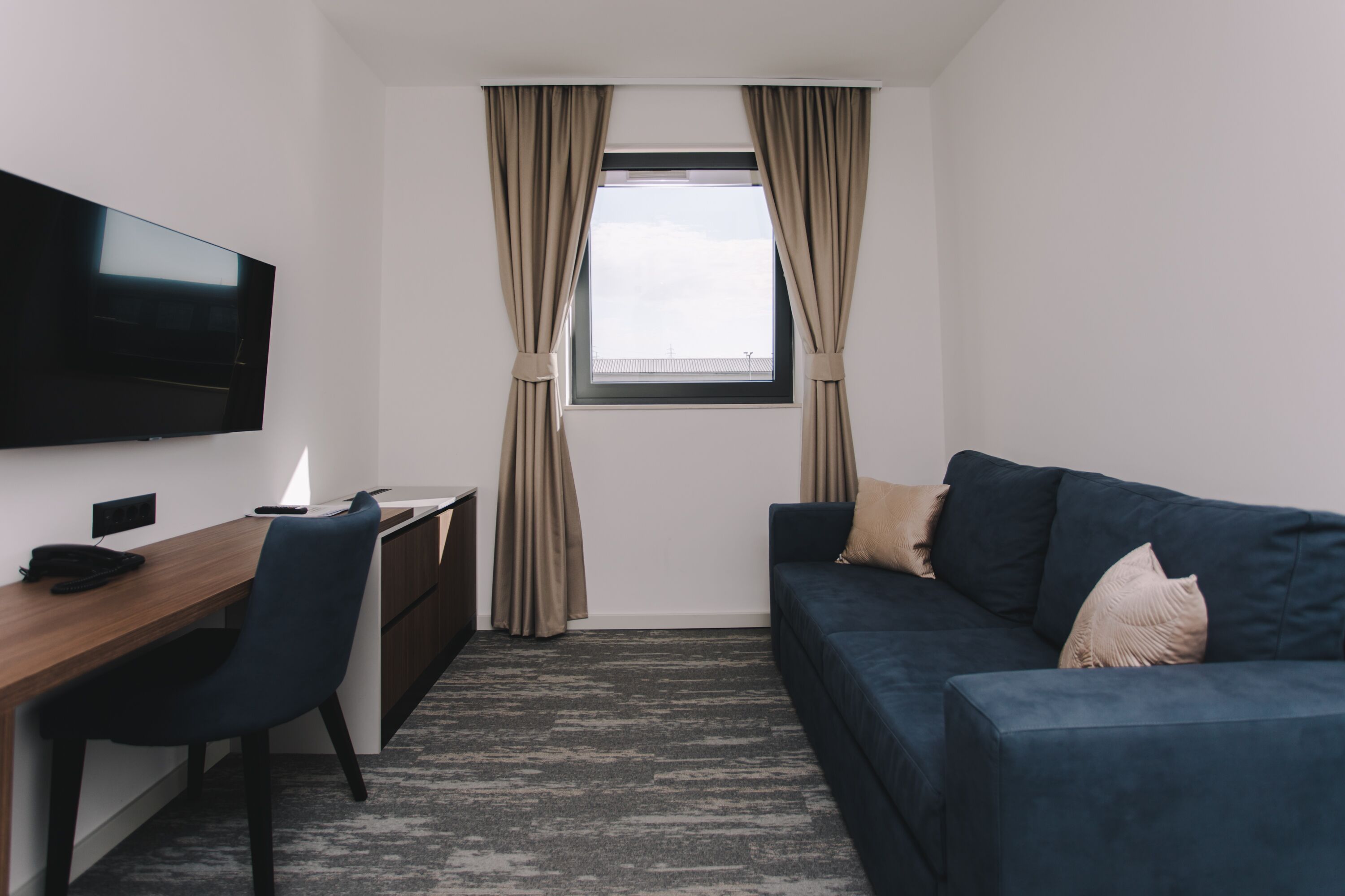 deluxe studio suite | living area | flat-screen tv