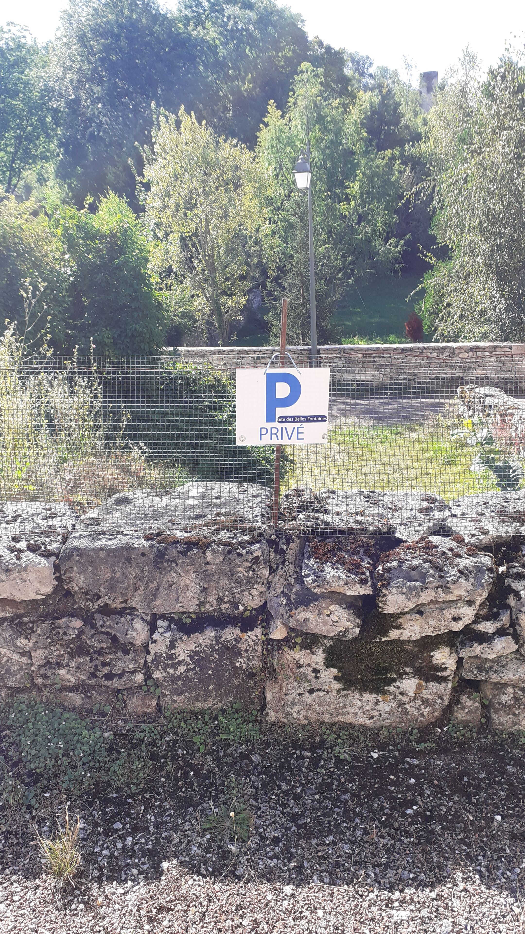 A parking sign with a 'P' and 'PRIVÉ' indicating a private parking area.