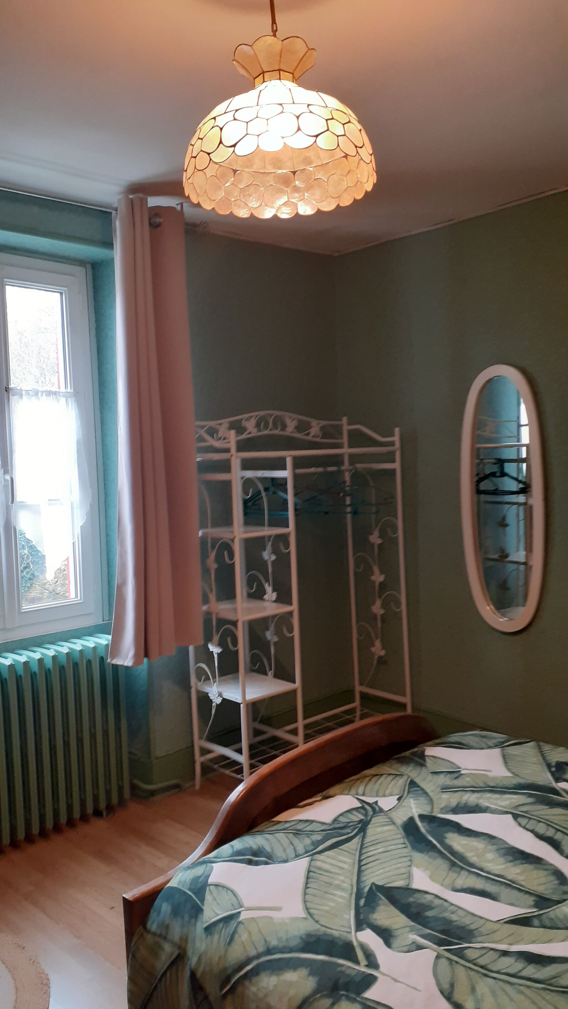 2 slaapkamers, reisbedje, beddengoed