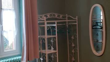 2 slaapkamers, reisbedje, beddengoed