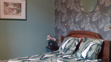 2 bedrooms, travel cot, bed sheets