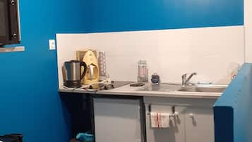 Kühlschrank, Mikrowelle, Herdplatte, Wasserkocher mit Kaffee-/Teezubehör