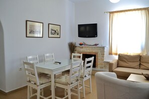 In-room safe, desk, laptop workspace, soundproofing - Mer Bleu Luxury apartments (Paros)