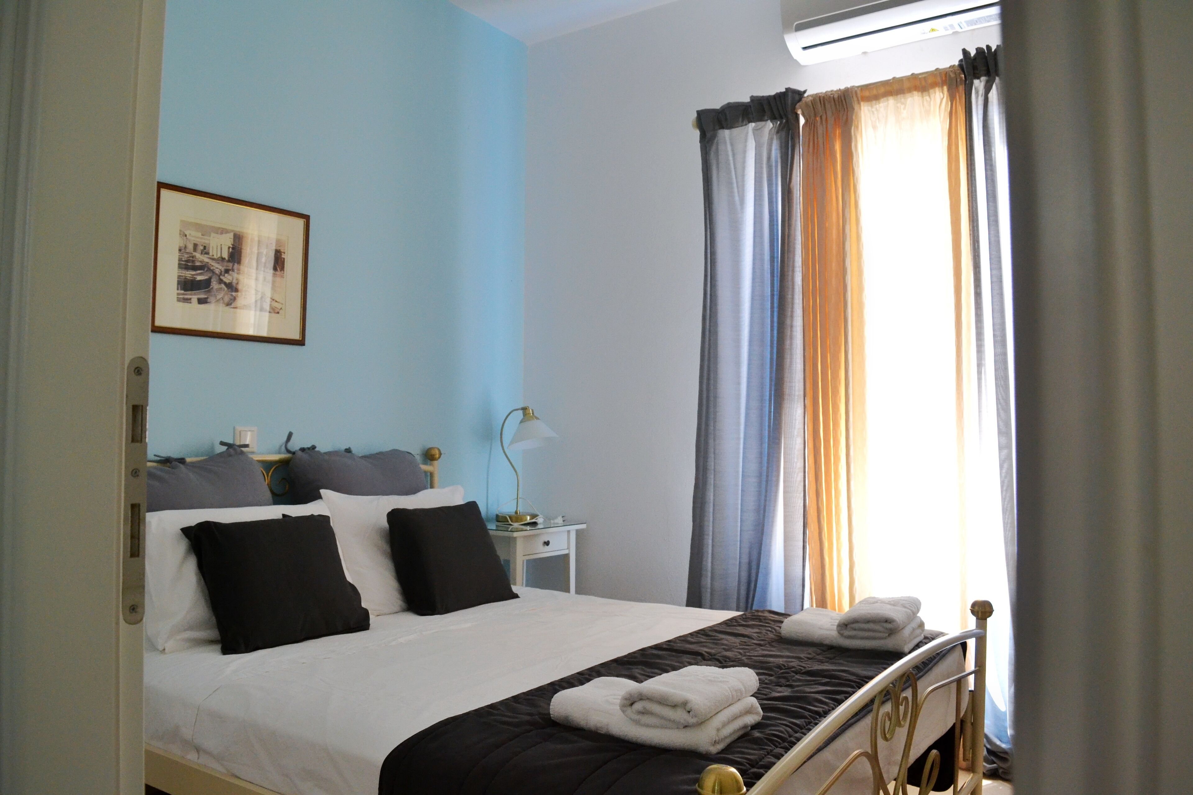 Apartamento grand | Cofres nos quartos, escrivaninha, espaço de trabalho para notebook