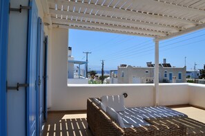 In-room safe, desk, laptop workspace, soundproofing - Mer Bleu Luxury apartments (Paros)