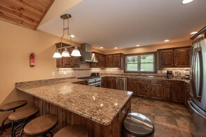 Kylskåp, mikrovågsugn, ugn och spishäll