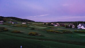 Un terrain de golf avec des maisons en arrière-plan.
