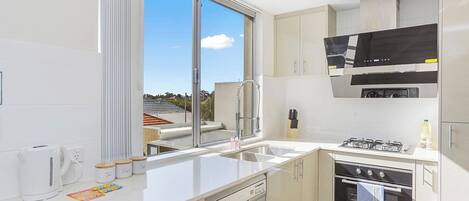 冰箱、微波炉、烤箱、炉灶