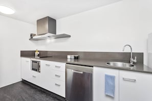 Frigorífico, microondas, horno y placa de cocina