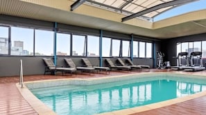 Una piscina cubierta