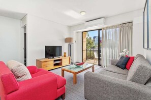 TV, streaming services - 321 Heavenly Hay Sleeps 4 2BR Pool+Gym (East Perth)