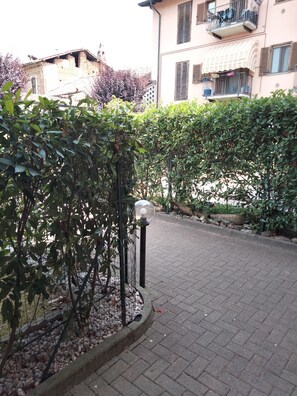 A paved pathway with a metal lamp post and a hedge. - Charming apartment in a Lombard farmhouse (Caselle Lurani)
