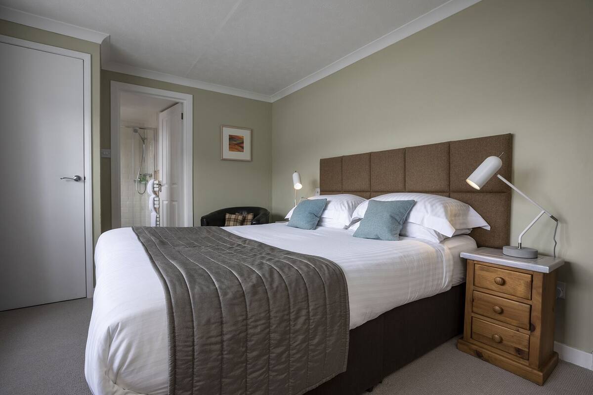 WiFi (free), bed sheets