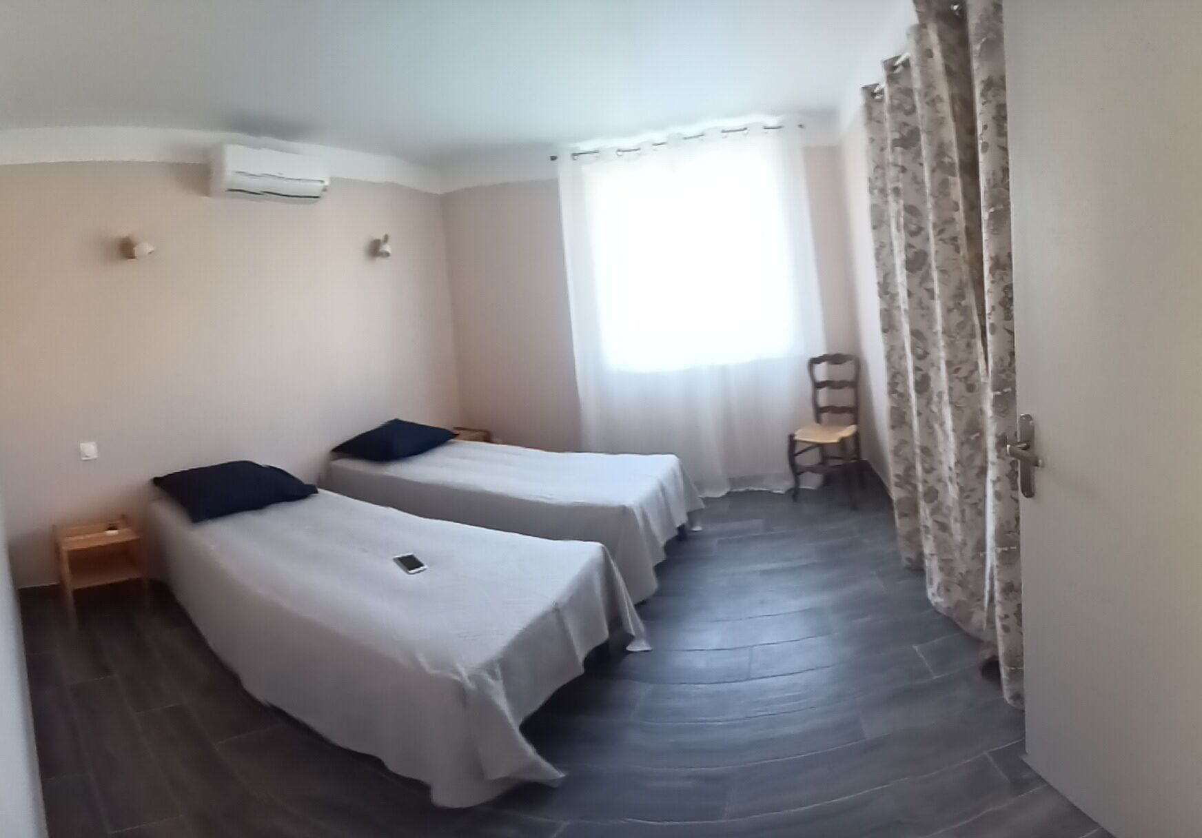 2 soverom, strykejern/-brett, reiseseng for barn og sengetøy