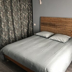 2 slaapkamers, een strijkplank/strijkijzer, reisbedje, beddengoed