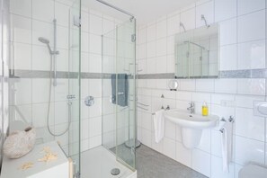 Een douche, een haardroger, handdoeken, zeep