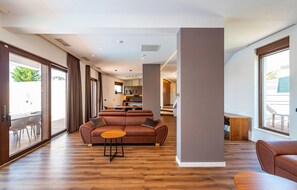 Smart TV, fireplace