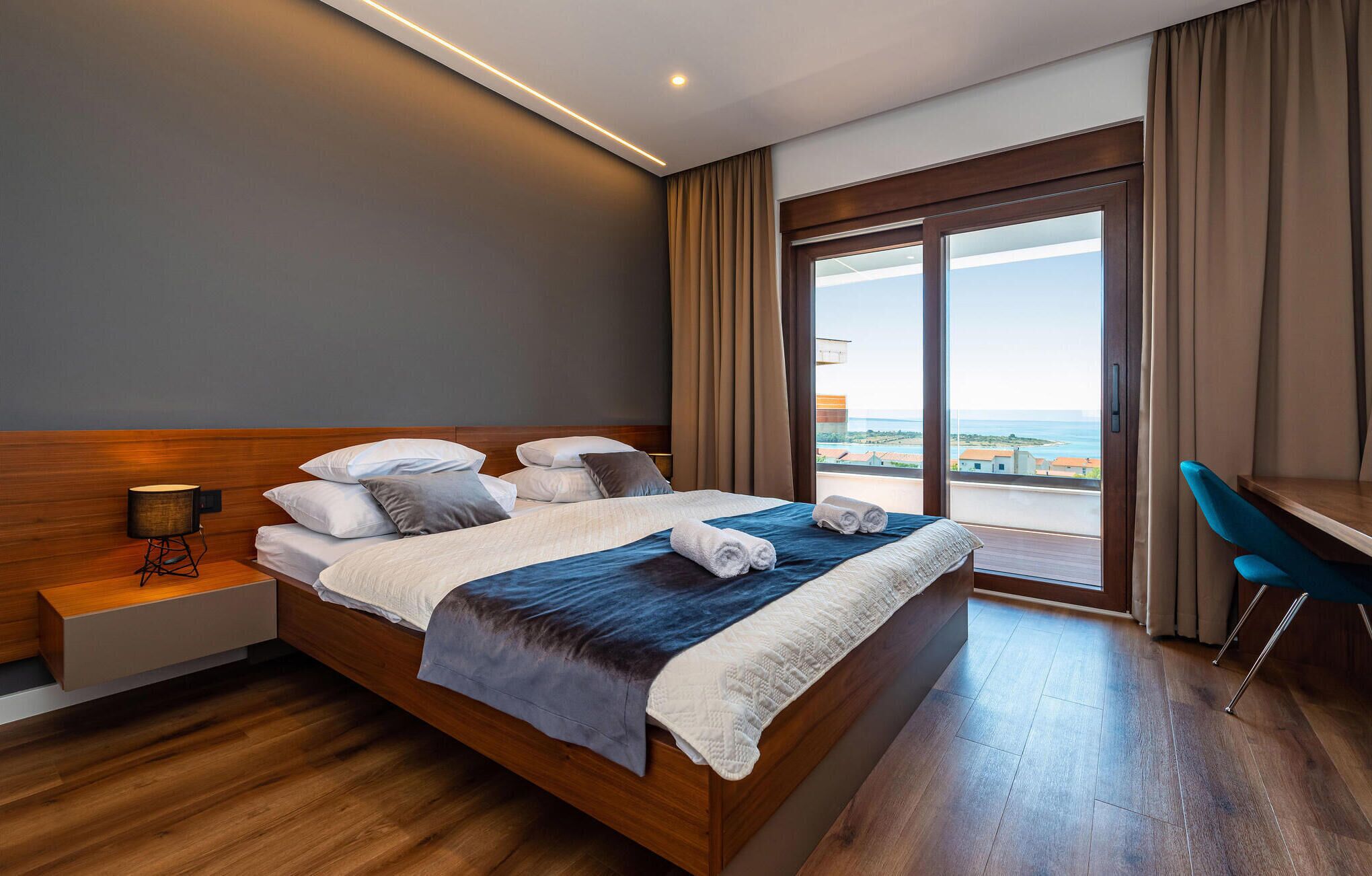 4 bedrooms, in-room safe, WiFi (free)