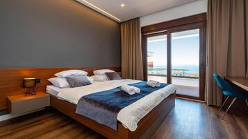 4 bedrooms, in-room safe, WiFi (free)