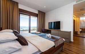 4 bedrooms, in-room safe, free WiFi, bed sheets