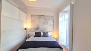 3 Schlafzimmer, Schreibtisch, Bügeleisen/Bügelbrett, Reisekinderbett