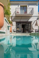 Una piscina al aire libre de temporada