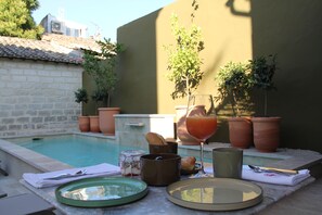 Free daily continental breakfast  - Marcelle en Camargue (Aigues-Mortes)