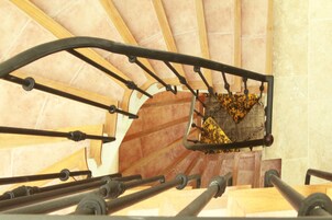 Una escalera con barandilla de madera y pasamanos de metal.