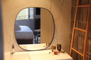 Royal Room | Bathroom | Hair dryer, bathrobes, slippers, towels