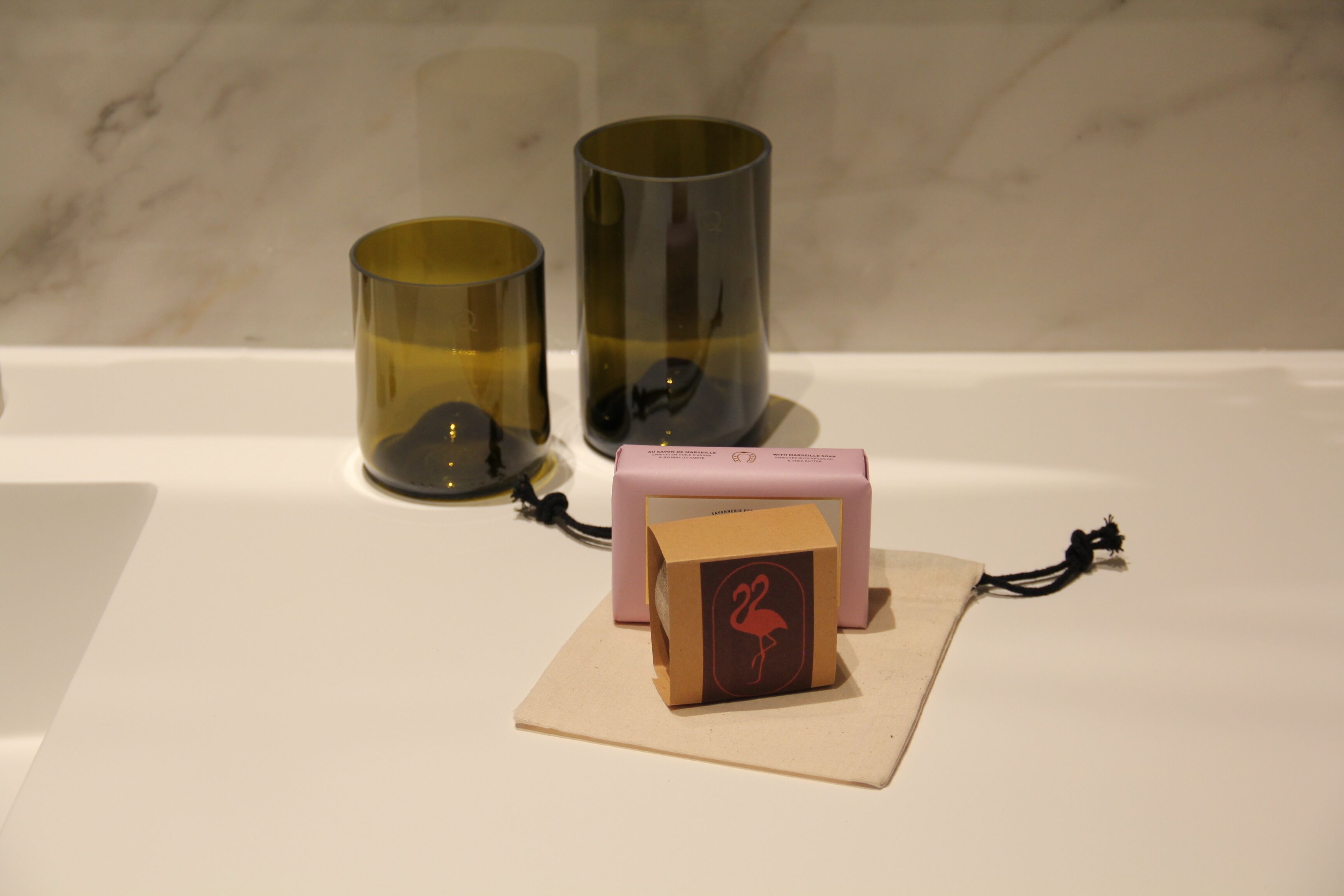 Una mesa con una cajita y dos velas.