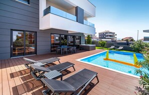 حمّام سباحة مُدفَّأ