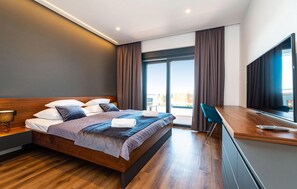 4 عدّة غرف نوم وخزنة داخل الغرفة وواي فاي مجانًا وملاءات أسرّة