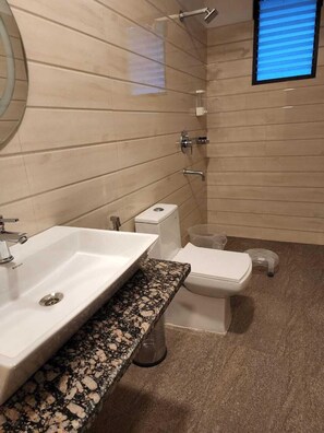 Superior Room | Bathroom | Shower, free toiletries, slippers, towels