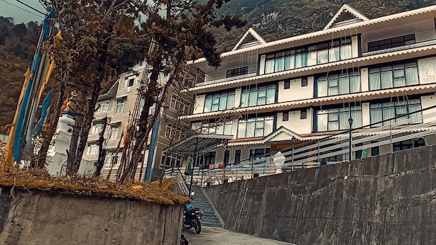 Un edificio de varios pisos con un estilo arquitectónico tradicional, con balcones y ventanas grandes.