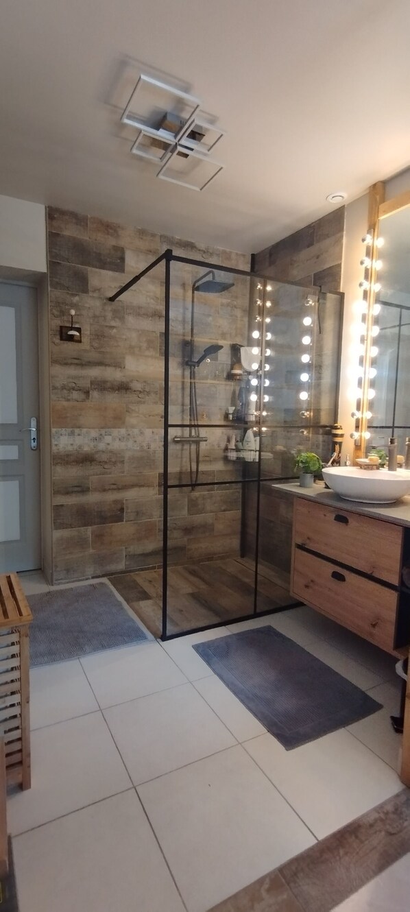 Een bad, een haardroger, handdoeken, toiletpapier