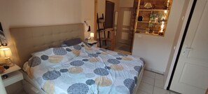 3 slaapkamers, een strijkplank/strijkijzer, reisbedje, gratis wifi