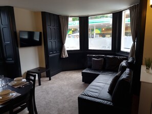 Smart TV - Spacious, centrally located apartment with FREE off road parking & pet friendly. (Ambleside)