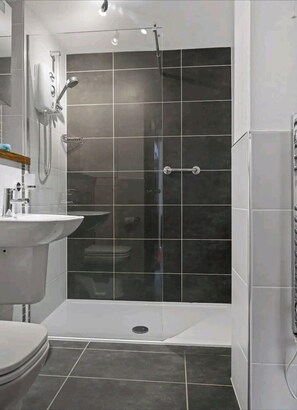 Shower, hair dryer, towels, toilet paper - Spacious, centrally located apartment with FREE off road parking & pet friendly. (Ambleside)