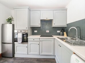 Fridge, microwave, oven, stovetop - Spacious, centrally located apartment with FREE off road parking & pet friendly. (Ambleside)