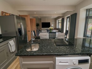 Réfrigérateur, lave-vaisselle, bouilloire électrique, grille-pain