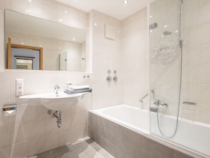 Ensemble douche/baignoire, sĂšche-cheveux, serviettes fournies, savon