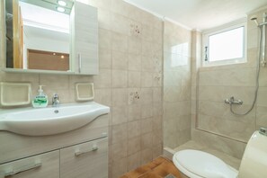 Basic-Apartment | Badezimmer | Haartrockner, Handtücher, Seife, Toilettenpapier