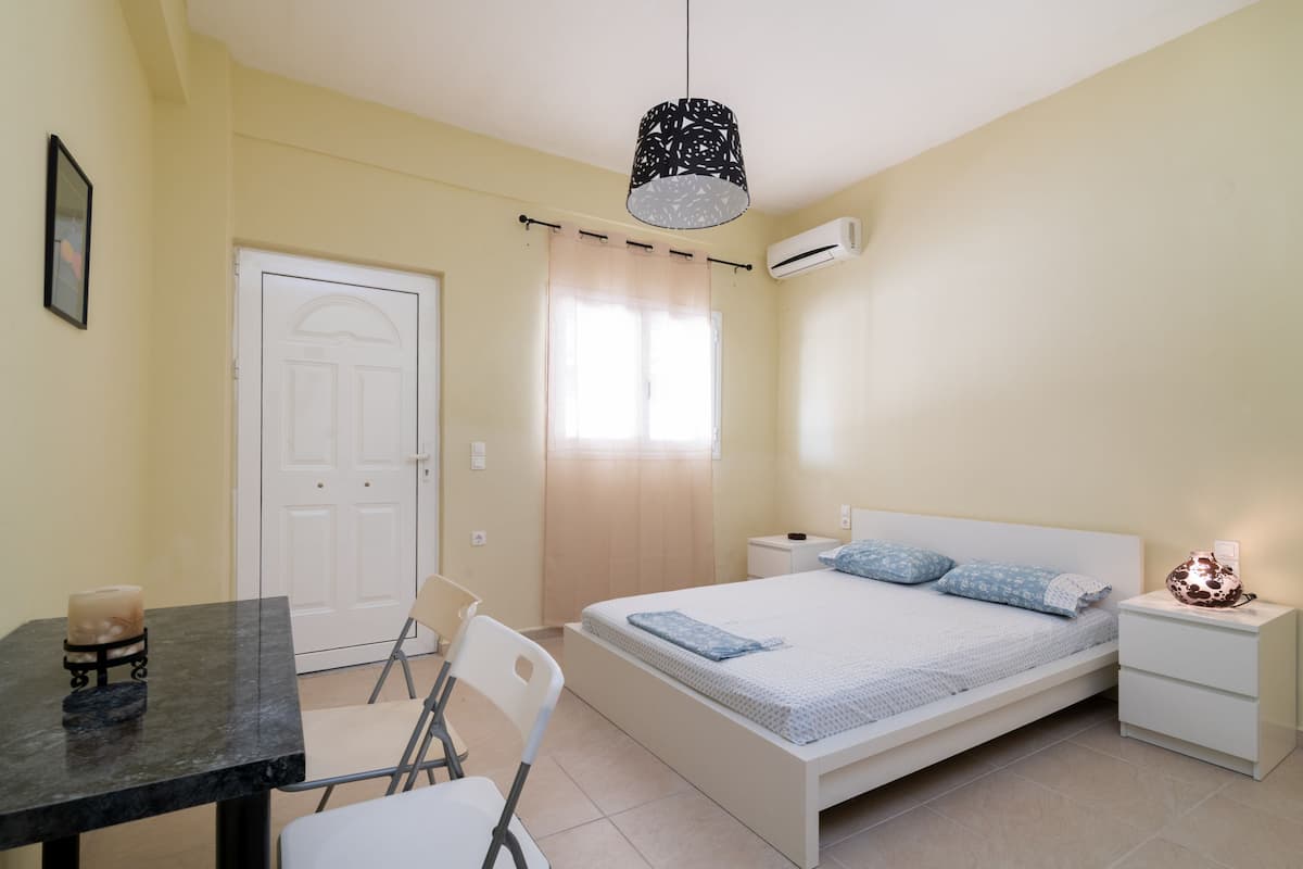Studio de base | 1 chambre, fer et planche Ă repasser, accĂšs au Wi-Fi (inclus)