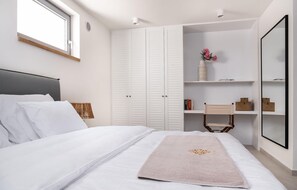 4 bedrooms, iron/ironing board, travel cot, free WiFi - Beach front home in Novalja with sauna (Novalja)