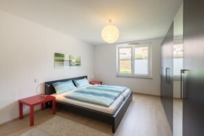 1 Schlafzimmer, Reisekinderbett, kostenloses WLAN, Bettwäsche